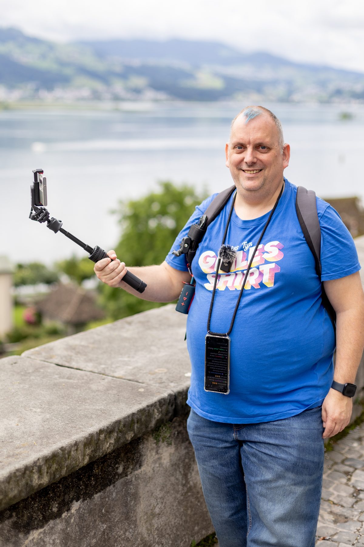 PIRATO mit Gimbal, Handy und Rucksack am Ufer bei Rapperswil